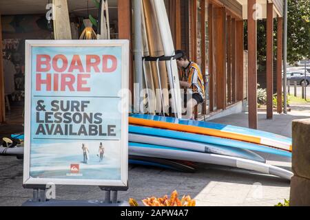 Byron Bay Australia, Surfunterricht und Surfbrettverleih in diesem Geschäft in der jonson Street Stockfoto