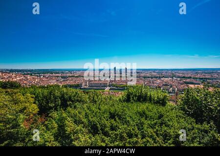 Lyon Panorama-Blick auf den sonnigen Tag. Luftpanorama mit Blick auf Lyon und die Skyline. Stockfoto