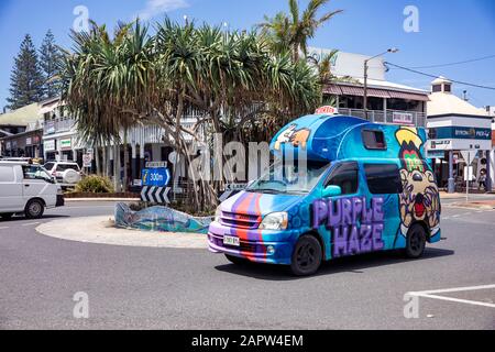 Modisches, Hippie-bemaltes Fahrzeug in Byron Bay New South Wales, Australien Stockfoto