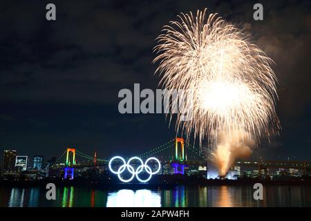 Allgemeine Ansicht, 24. JANUAR 2020: Das olympische Symbol wird im Wassergebiet Odaiba Marine Park eingeweiht, um der genauen Halbjahresmarke vor Beginn der Olympischen Spiele Tokio 2020, Tokio, Japan zu gedenken. (Foto von Naoki Nishimura/AFLO SPORT) Stockfoto