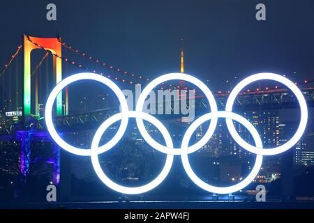 Allgemeine Ansicht, 24. JANUAR 2020: Das olympische Symbol wird im Wassergebiet Odaiba Marine Park eingeweiht, um der genauen Halbjahresmarke vor Beginn der Olympischen Spiele Tokio 2020, Tokio, Japan zu gedenken. (Foto von Naoki Nishimura/AFLO SPORT) Stockfoto