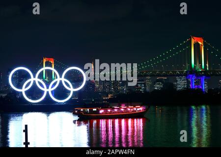 Allgemeine Ansicht, 24. JANUAR 2020: Das olympische Symbol wird im Wassergebiet Odaiba Marine Park eingeweiht, um der genauen Halbjahresmarke vor Beginn der Olympischen Spiele Tokio 2020, Tokio, Japan zu gedenken. (Foto von Naoki Nishimura/AFLO SPORT) Stockfoto