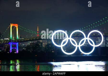 Allgemeine Ansicht, 24. JANUAR 2020: Das olympische Symbol wird im Wassergebiet Odaiba Marine Park eingeweiht, um der genauen Halbjahresmarke vor Beginn der Olympischen Spiele Tokio 2020, Tokio, Japan zu gedenken. (Foto von Naoki Nishimura/AFLO SPORT) Stockfoto