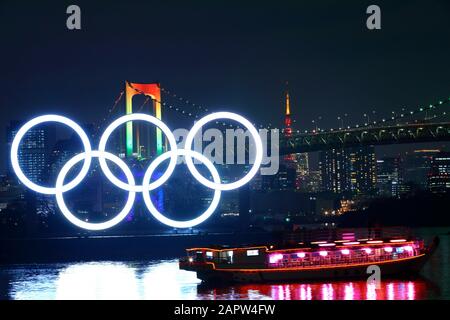 Allgemeine Ansicht, 24. JANUAR 2020: Das olympische Symbol wird im Wassergebiet Odaiba Marine Park eingeweiht, um der genauen Halbjahresmarke vor Beginn der Olympischen Spiele Tokio 2020, Tokio, Japan zu gedenken. (Foto von Naoki Nishimura/AFLO SPORT) Stockfoto