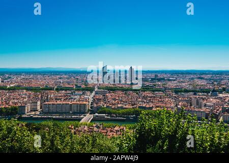 Lyon Panorama-Blick auf den sonnigen Tag. Luftpanorama mit Blick auf Lyon und die Skyline. Draufsicht über das Stadtbild von Lyon mit Pont Marechal Juin und Rhone Stockfoto