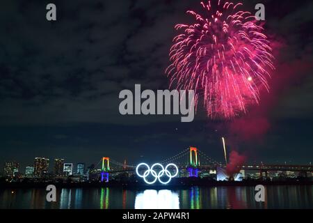 Allgemeine Ansicht, 24. JANUAR 2020: Das olympische Symbol wird im Wassergebiet Odaiba Marine Park eingeweiht, um der genauen Halbjahresmarke vor Beginn der Olympischen Spiele Tokio 2020, Tokio, Japan zu gedenken. (Foto von Naoki Nishimura/AFLO SPORT) Stockfoto