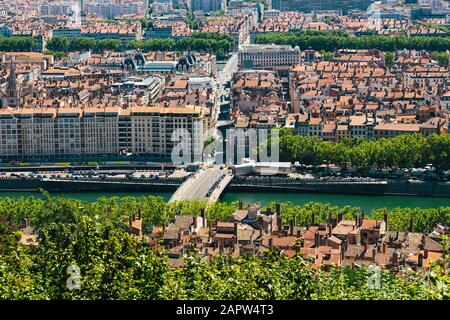 Lyon Panorama-Blick auf den sonnigen Tag. Luftpanorama mit Blick auf Lyon und die Skyline. Draufsicht über das Stadtbild von Lyon mit Pont Marechal Juin und Rhone Stockfoto