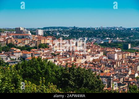 Lyon Panorama-Blick auf den sonnigen Tag. Luftpanorama mit Blick auf Lyon und die Skyline. Stockfoto