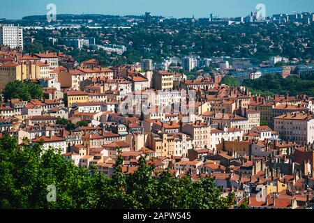 Lyon Panorama-Blick auf den sonnigen Tag. Luftpanorama mit Blick auf Lyon und die Skyline. Stockfoto