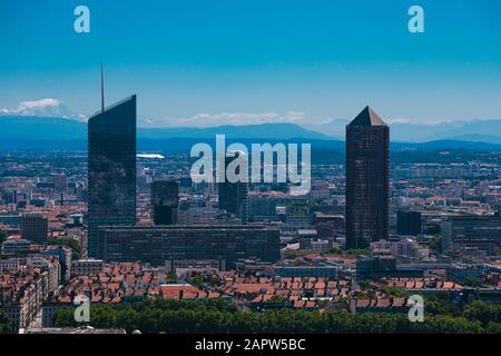 Lyon Panorama-Blick auf den sonnigen Tag. Luftpanorama von Lyon mit der Skyline von Lyon Wolkenkratzern im Hintergrund Stockfoto