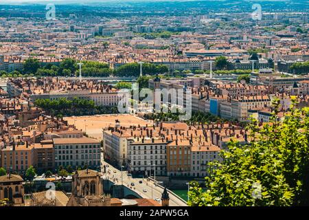 Lyon Panorama-Blick auf den sonnigen Tag. Luftpanorama mit Blick auf Lyon und die Skyline. Bellecour-Platz Und Place Poncet, Lyon, Frankreich Stockfoto