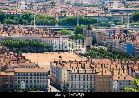 Lyon Panorama-Blick auf den sonnigen Tag. Luftpanorama mit Blick auf Lyon und die Skyline. Bellecour-Platz Und Place Poncet, Lyon, Frankreich Stockfoto