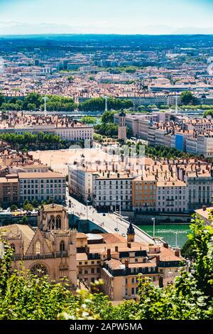 Lyon Panorama-Blick auf den sonnigen Tag. Luftpanorama mit Blick auf Lyon und die Skyline. Bellecour-Platz Und Place Poncet, Lyon, Frankreich Stockfoto