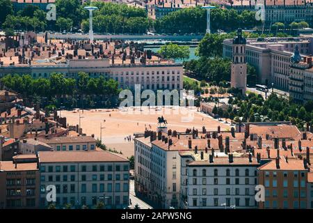 Lyon Panorama-Blick auf den sonnigen Tag. Luftpanorama mit Blick auf Lyon und die Skyline. Bellecour-Platz Und Place Poncet, Lyon, Frankreich Stockfoto