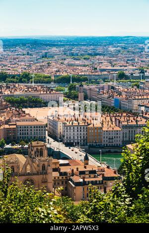Lyon Panorama-Blick auf den sonnigen Tag. Luftpanorama mit Blick auf Lyon und die Skyline. Bellecour-Platz Und Place Poncet, Lyon, Frankreich Stockfoto