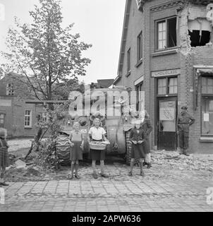 Befreiung Nordbrabants auf dem Korridor Bergeijk - Valkenswaard - Aalst - Eindhoven Kinder bringen Soldaten der Irish Guards Äpfel Datum: 18. September 1944 Ort: Aalst, Noord-Brabant Schlüsselwörter: Befreiung, Dörfer, Kinder, Soldaten, Panzer Stockfoto