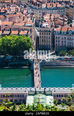 Lyon Panorama-Blick auf den sonnigen Tag. Luftpanorama mit Blick auf Lyon und die Skyline. Draufsicht über das Stadtbild von Lyon mit Pont Marechal Juin und Rhone Stockfoto