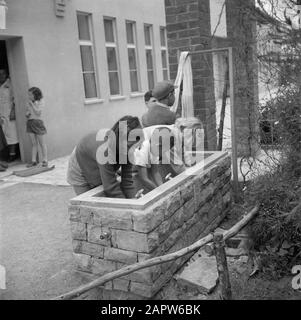 Israel 1948-1949: Kinderdorf Onim Kinder des Kinderdorfes Onim waschen sich vor dem Essen die Hände Datum: 1948 Ort: Israel Schlagwörter: Hygiene, Jugendpflege, Kinderdörfer, Waschbecken Stockfoto