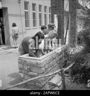 Israel 1948-1949: Kinderdorf Onim Kinder des Kinderdorfes Onim waschen sich vor dem Essen die Hände: 1948 Schlagwörter: Hygiene, Jugendpflege, Kinderdörfer, Kinder, Waschbecken Stockfoto