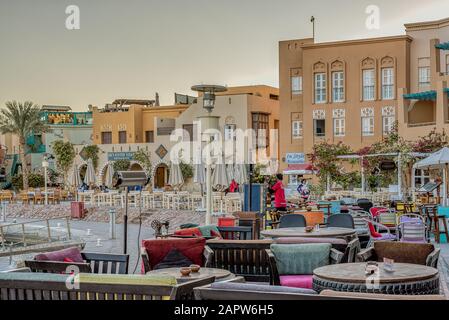Tische in verschiedenen Restaurants entlang des Spaziergangs um den Jachthafen in el Gouna, Ägypten, 11. Januar 2020 Stockfoto