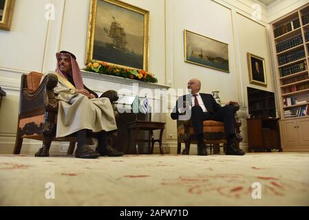 Athen, Griechenland. Januar 2020. Der griechische Außenminister Nikos Dendias (rechts) mit dem Außenminister Saudi-Arabiens, Prinz Faisal bin Farhan Al Saud (links), während ihres Treffens. (Foto von Dimitrios Karvountzis/Pacific Press) Credit: Pacific Press Agency/Alamy Live News Stockfoto