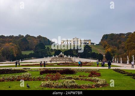 Schöne Aussicht auf den berühmten Schloss Schönbrunn mit großen Parterres Garten in Wien, Österreich Stockfoto