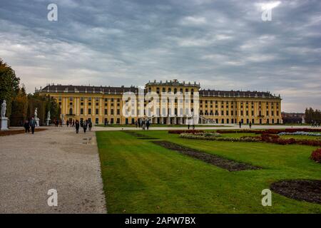 Schöne Aussicht auf den berühmten Schloss Schönbrunn mit großen Parterres Garten in Wien, Österreich Stockfoto