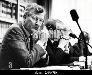 Minister J. de Koning (CDA) während einer Sitzung des Kammerausschusses für Antillenangelegenheiten. Niederlande, Den Haag, 13. Februar 1985; Stockfoto