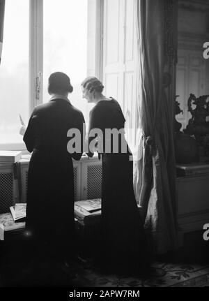 Königsfamilie Belgien Königin Astrid von Belgien mit Assistentendatum: 1935 Schlagwörter: Queens, Paläste Personenname: Königin Astrid von Belgien Stockfoto