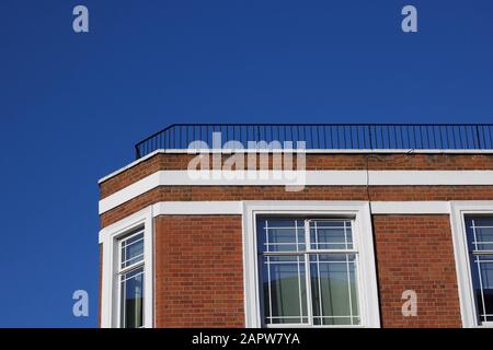 Tiefblauer Himmel mit Gebäudeecke im Vordergrund Stockfoto