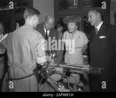 Königin Juliana besucht das Blindeninstitut in Huizen, Ihrer Majestät in der Fachschule im Gespräch mit Jan Kemper Datum: 10. Oktober 1958 Ort: Huizen, Noord-Holland persönlicher Name: Jan Kemper, Juliana (Königin Niederlande), Juliana, Königin Stockfoto
