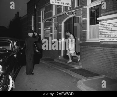 Königin Juliana besucht Prinz Bernhard im Krankenhaus in Utrechter, Königin Juliana verlässt das Krankenhaus Datum: 2. Juni 1960 Ort: Utrechter Schlüsselwörter: Queens, Königshaus, Krankenhäuser persönlicher Name: Juliana (Königin der Niederlande), Juliana, Königin Stockfoto