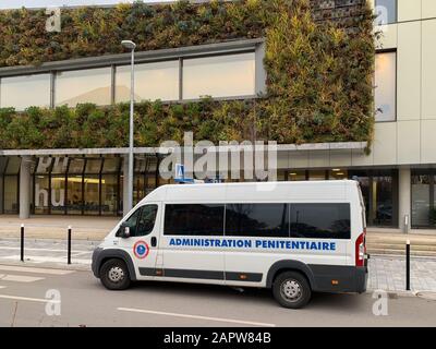 Straßburg, Frankreich - 14. Dezember 2018: Seitenansicht des weißen Fiat-Ducato-Wagens mit Verwaltungs-Penitentiaire en France übersetzte Gefängnisverwaltung, die vor dem NHC-Krankenhaus geparkt war Stockfoto