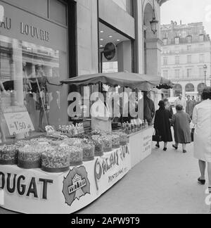 Pariser Bilder [Das Straßenleben von Paris] Stehen mit Süßigkeiten und Nougat von Montelimar Datum: 1965 Standort: Frankreich, Paris Schlüsselwörter: Süßigkeiten, Straßenbilder, Straßenhändler, Geschäfte: Poll, Willem van de Stockfoto