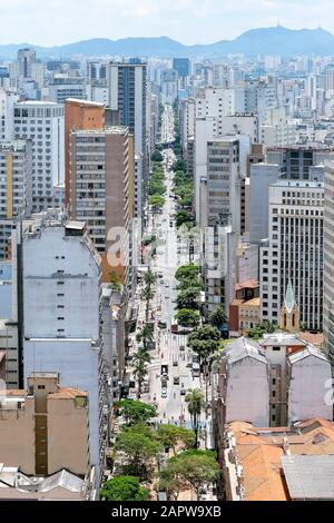 Großstadt mit hohen Gebäuden und einer großen Allee mit Bäumen. Luftaufnahme der Avenida Sao Joao Avenue in Sao Paulo SP Brazil, der historischen Innenstadt von Or Stockfoto