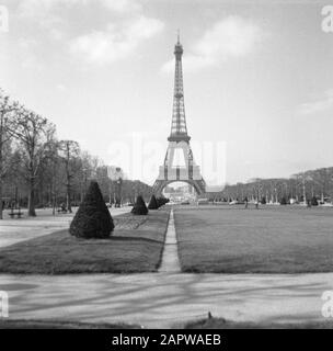 Pariser Bilder [Das Straßenleben von Paris] La Tour Eiffel Anmerkung: Der Eiffelturm wurde von Gustav Eiffel anlässlich der Weltausstellung von 1889 erbaut Datum: 1965 Standort: Frankreich, Paris Stichwörter: Denkmäler, Aussichtstürme Stockfoto
