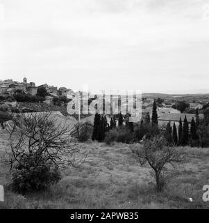 Weinregionen - Landschaft Châteauneuf-du-Pape rund um Châteauneuf-du-Pape Datum: Undatierte Lage: Châteauneuf-du-Pape, Frankreich Schlüsselwörter: Dörfer, Burgen, Landschaften, Weinanbau Stockfoto