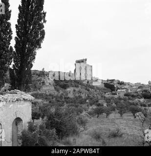 Weinregionen - Landschaft Châteauneuf-du-Pape rund um Châteauneuf-du-Pape, mit Wasserballen, Olivenbäumen und auf dem Hügel die Überreste einer Burg Datum: Undatierte Lage: Châteauneuf-du-Pape, Frankreich Schlüsselwörter: Dörfer, Burgen, Landschaften, Weinanbau Stockfoto