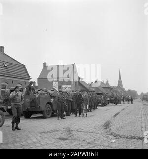 Befreiung Nordbrabants entlang des Korridors Bergeijk - Valkenswaard - Aalst - Eindhoven Auf der Seite der Straße während der Einfahrt der Irish Guards in Aalst Datum: 18. September 1944 Ort: Aalst, Noord-Brabant Schlüsselwörter: Befreiung, Dörfer, Soldaten, Straßen, Lastwagen Stockfoto