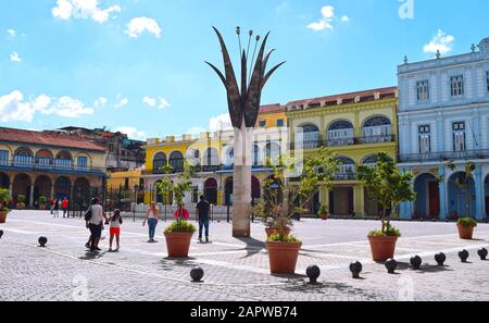 Havanna, KUBA - NOVEMBER 2019: Touristen und kubaner auf Dem Alten Platz im Alten Havanna. Die Altstadt von Havanna und die koloniale Architektur Stockfoto