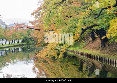 Morgenblick auf den Wassergraben rund um die Burg Hirosaki bei Hirosaki, Japan Stockfoto