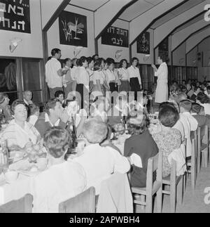 Israel 1964-1965: Gal'ed, seit Abend feiern Mitglieder des Kibbutz Gal'ed im Gemeinschaftsraum Seideravond. Ein Chor singt entsprechende Lieder Anmerkung: Gal'ed (auch Yitzhak genannt) ist ein Kibbutz im Norden Israels, der sich in der Ebene von Manasse befindet. Im Jahr 2006 hatte sie 405 Einwohner. Seder Evening (auch Seideravond genannt) ist ein Abend zu Beginn des Passahfestes, an dem Juden aus der Haggada lesen (Broschüre über die Geschichte der jüdischen Sklaverei in Ägypten und den Auszug aus Ägypten), 4 Gläser Wein (oder Traubensaft) und ein festliches Sedermahl trinken. Seder bedeutet buchstäblich Ode Stockfoto