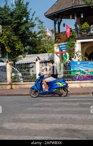 Morgendlicher Verkehr an der Kreuzung von Kitsalat Road und Chaofa Ngum Road, Luang Prabang, Laos. Stockfoto