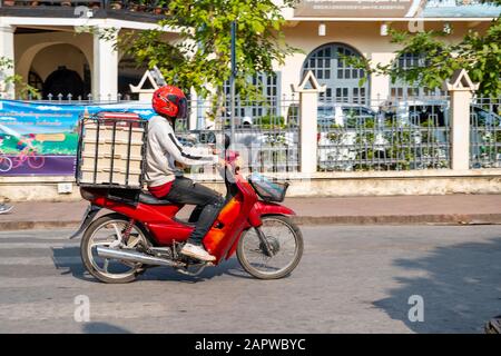 Morgendlicher Verkehr an der Kreuzung von Kitsalat Road und Chaofa Ngum Road, Luang Prabang, Laos. Stockfoto