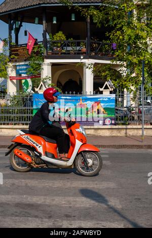 Morgendlicher Verkehr an der Kreuzung von Kitsalat Road und Chaofa Ngum Road, Luang Prabang, Laos. Stockfoto