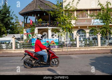 Morgendlicher Verkehr an der Kreuzung von Kitsalat Road und Chaofa Ngum Road, Luang Prabang, Laos. Stockfoto