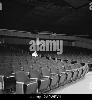 Israel 1964-1965: Tel Aviv, Orchester Leer Saal während der Probe eines Orchesters, vermutlich das Israel Philharmonic Orchestra im Mann-Auditorium Datum: 1964 Ort: Israel, Tel Aviv Schlüsselwörter: Konzertsäle, Innenräume, Proben Stockfoto
