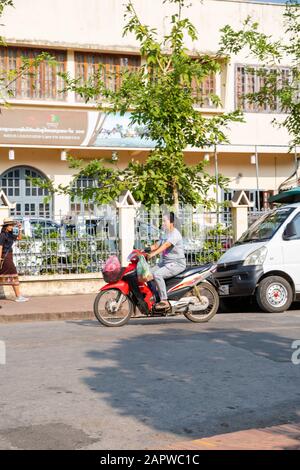 Morgendlicher Verkehr an der Kreuzung von Kitsalat Road und Chaofa Ngum Road, Luang Prabang, Laos. Stockfoto