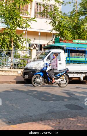 Morgendlicher Verkehr an der Kreuzung von Kitsalat Road und Chaofa Ngum Road, Luang Prabang, Laos. Stockfoto