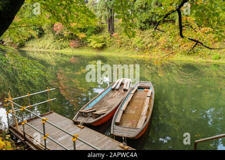 Morgenblick auf den Wassergraben mit dem Boot rund um die Burg Hirosaki bei Hirosaki, Japan Stockfoto